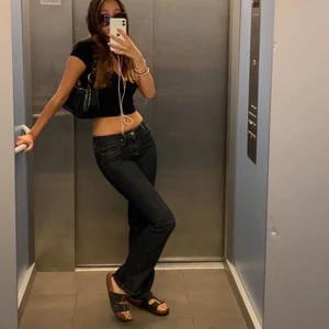 Mörkblå jeans - Säljer dessa lågmidjade bootcut jeansen i mörkblå färg💗💗 jag har storlek 34/XS och är 170 cm lång💗💗