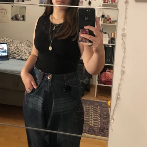 body - svart body med lite spets ovanför bysten😌 skönt mjukt material och stretchigt! vid fler frågor är det bara att höra av sig <3