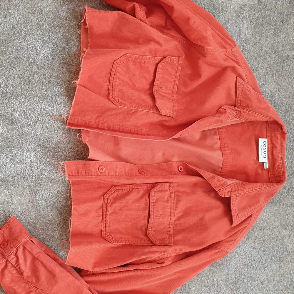 Jättefin orange jacka/stjorta som jag har thriftat och croppat. Passar nog en S eller XS. Har använt den en del men den är fortfarande i bra skick. Säljer för 90 kr, köpare står för frakt. 💖 . Jackor.