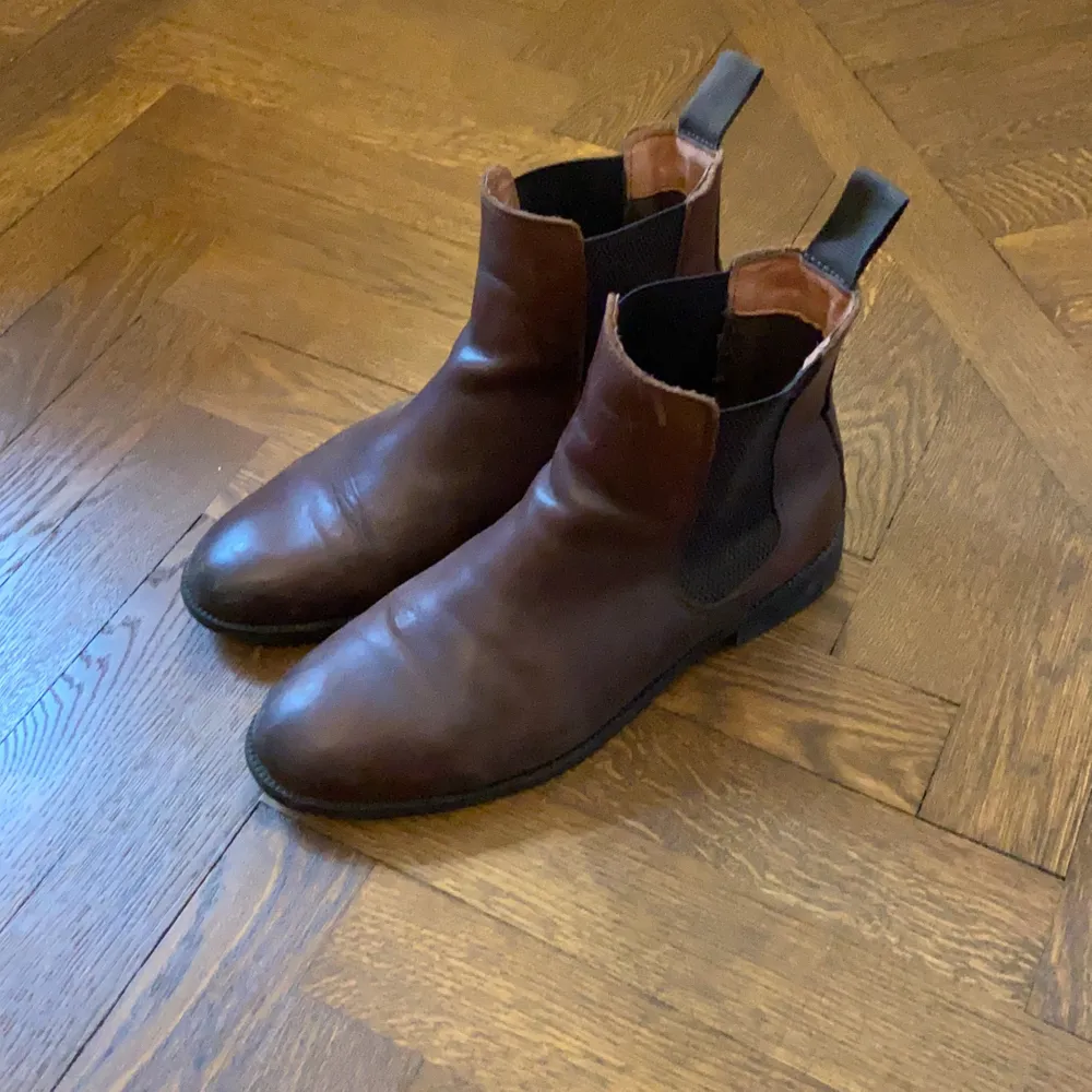 Mörkbruna/bruna Chealseaboots från H&M. Storlek: 43. Bra skick.. Skor.