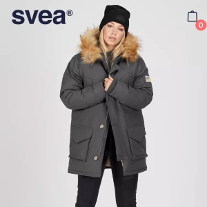 Svea jacka - Säljer min fina Smith jacket från Svea💚 perfekt parkas nu till vintern! Jackan är i storlek XS och har en grå färg med fin ljus fuskpäls som är avtagbar. Skriv privat för fler bilder! Nypris: 3799kr  Åtdragbar midja Två stora framfickor + två fodrade fickor perfekt för händerna Svea® emblem på vänster ärm RDS-certiferat dun