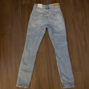 Original slim jeans  - Original slim jeans från Gina tricot som har en bra passform och kvalitativ material. Högmidjade jeans med slitna hål. Aldrig använda med lappen på. Köparen står för frakt. Priset kan även diskuteras. Ny pris 599kr