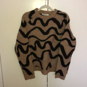 Stickad tröja från Carin Wester - Nästan helt oanvänd stickad tröja i superfint skick. Kan mötas upp i Göteborg eller så står köparen för halva fraktkostnaden 🌟