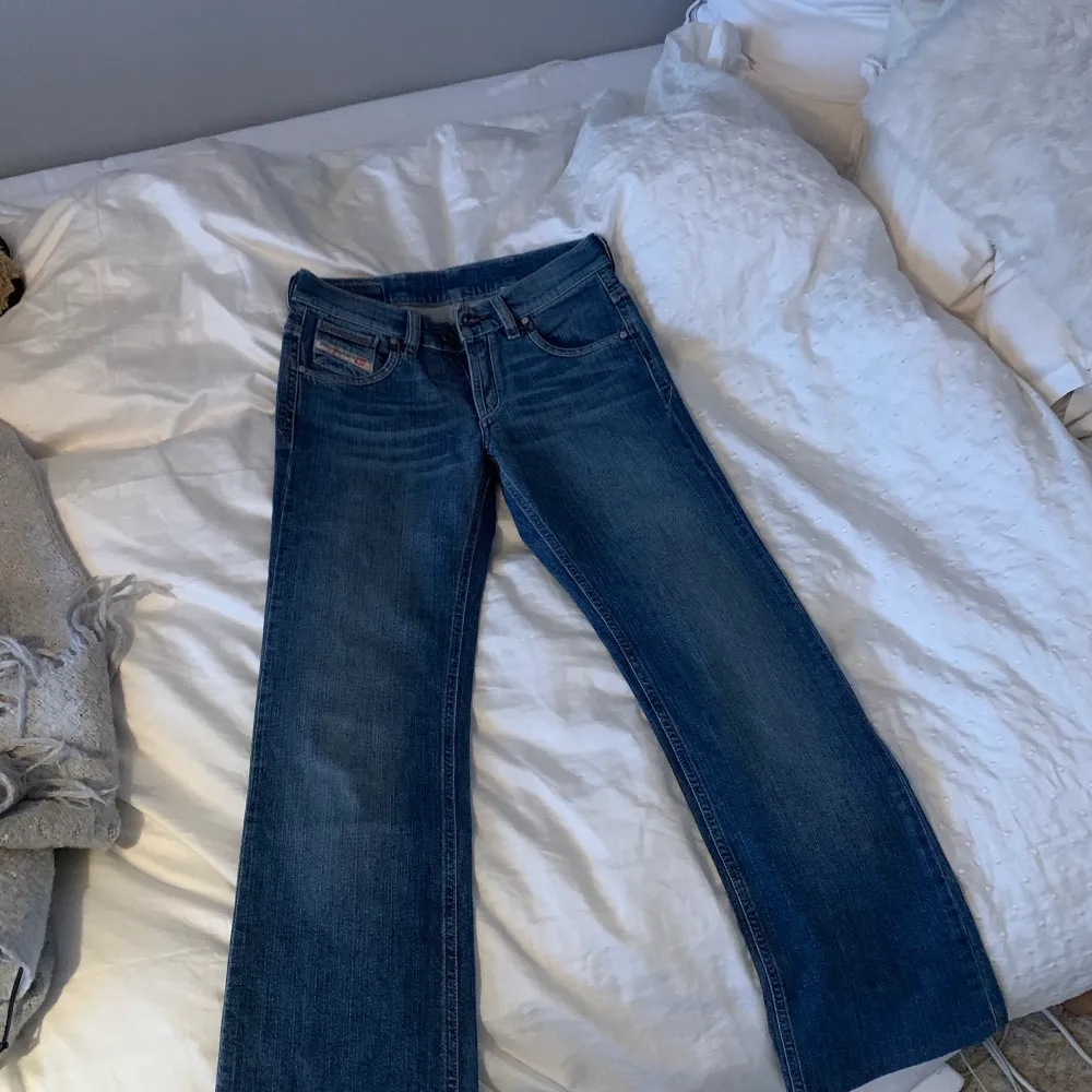 Världens snyggaste vintage jeans från diesel❣️ rätt så små i storleken och skulle passa i längden från 165 och nedåt. Jeans & Byxor.