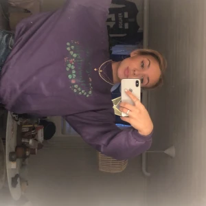 Lila sweatshirt  - Super gullig lila sweatshirt med tryck på, typ alldrig använd, märket på lappen har förbundit så vet inte vart den kommer från. Skriv för fler bilder och priset kan diskuteras🤩🥰✨✨