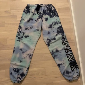 Victoria’s Secret-Pink träningsbyxor  - VS-Pink tie-dye träningsbyxor i storlek XS. Den finns inte mer 