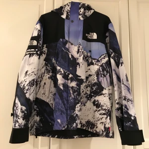 Supreme x The North Face mountain parka - Supreme x The North Face mountain parka jacket.                  Köpt från plugmeplease 