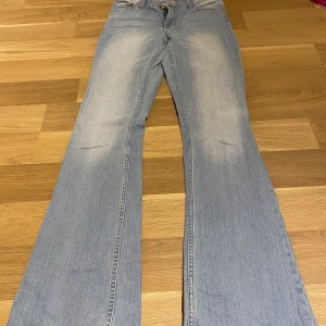 Bootcut jeans  - Finns slitningar vid byxbenet för de var lite långa på mig när jag använde dem
