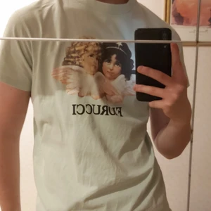 Fiorucci T-shirt storlek:M - Hej! Jag säljer min näst intill oanvända T-shirt från Fiorucci i mintfärg och i storlek Medium. Jag älskar den, men tyvärr är den för liten på mig (jag är kille). Nypriset var 1'110:-. 