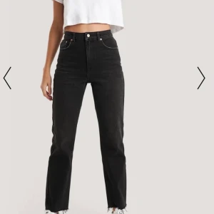 Raka jeans från nakd  - Svarta raka jeans från nakd i storlek 36, aldrig kommit till användning så säljer därför de nu.