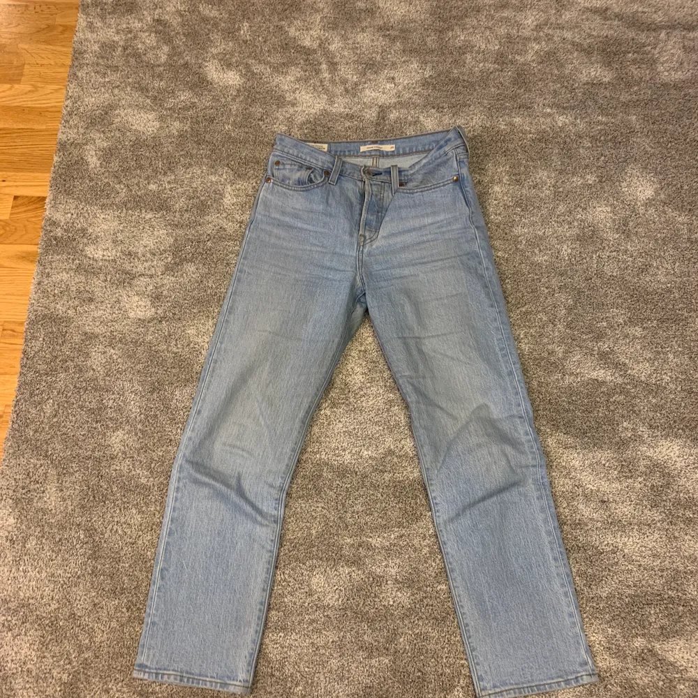 Väldigt fina och nästan oanvända. Köpta förra sommaren! Säljes pga dom blivit för stora . Jeans & Byxor.