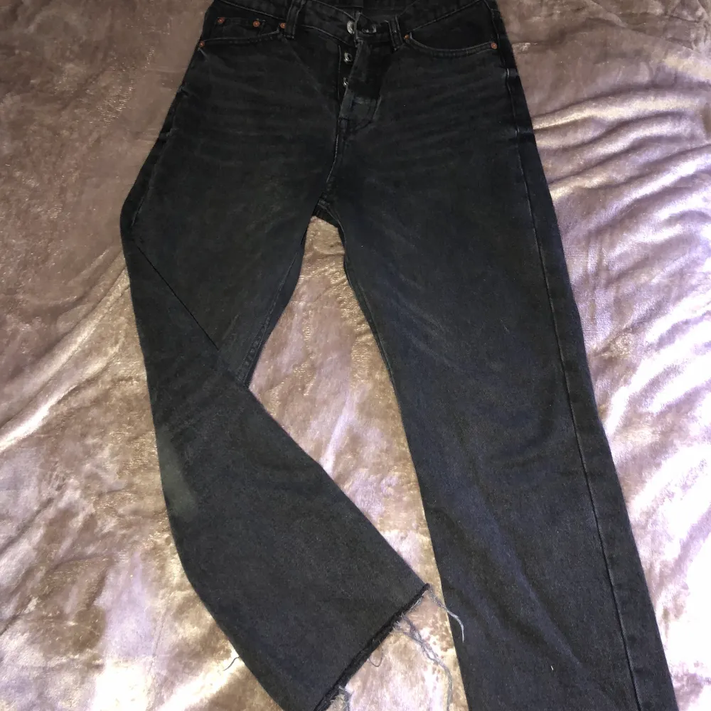 Säljer dessa jeans i storlek 36, då dom är för små. Aldrig använda. Minns inte vad jag köpte dom för men säljs för 150kr. Köparen står för frakt 👖💕. Jeans & Byxor.