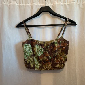 Blommig topp  - Jätte fin blommig topp av märket tiger of sweden. Innan var den en vintage klänning som jag sytt om till en topp. Tyvärr är den för liten för mig då jag har en för stor byst. Funkar för S med en mindre byst... B,C kupa. Den är sååååå fin i tyget och önskar jag kunnde behålla den men den ligger bara och kan inte användas. Buda i kommentarerna, Budgivningen avslutas 25/1 🤎🍀💛