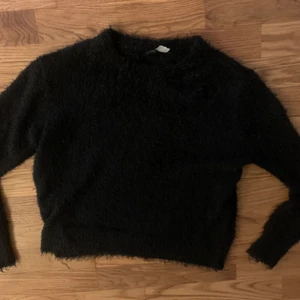 Xs  - En fluffy tröja som är extremt skön den sticks inte alls✨ en tröja som jag har haft som ett fint basplagg🌈