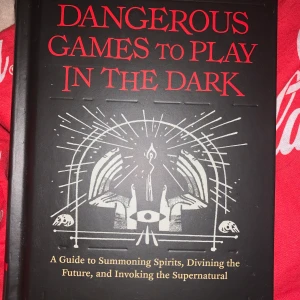 Dangerous games to play in the dark  - En lite spooky bok som jag köpte för ett par månader sedan. Innehåller t.ex klassiska lekar man gjorde på övernattningar, exempelvis “Light as a feather, stiff as a board” och mycket mer. Det finns en introduktion innan varje lek, där det står hur risky den är, low, medium och high. Står även vilka varningar det kan finnas och en detaljerad beskrivning hur man spelar var lek. På baksidan står det bland annat “Do not try this at home” och om du väljer att göra det iallafall, så bör du ta alla försiktighetsåtgärder. En perfekt present till någon som är intresserad av det paranormala🖤☠️🩸🔪 köptes för 106kr