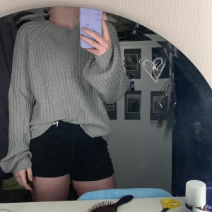 Grå stickad tröja - En grå stickad tröja från SHEIN. Köpt för några månader sedan men aldrig använd. Jättemysig och har inga skador mm. Storlek S men skulle säga att den sitter lite oversized. Köparen står för frakten