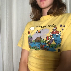 Vintage t-shirt - Gul vintage t-shirt med texten ”Minnesota”. Går att ha utsläppt elr instoppad:) skriv gärna vid fler frågor