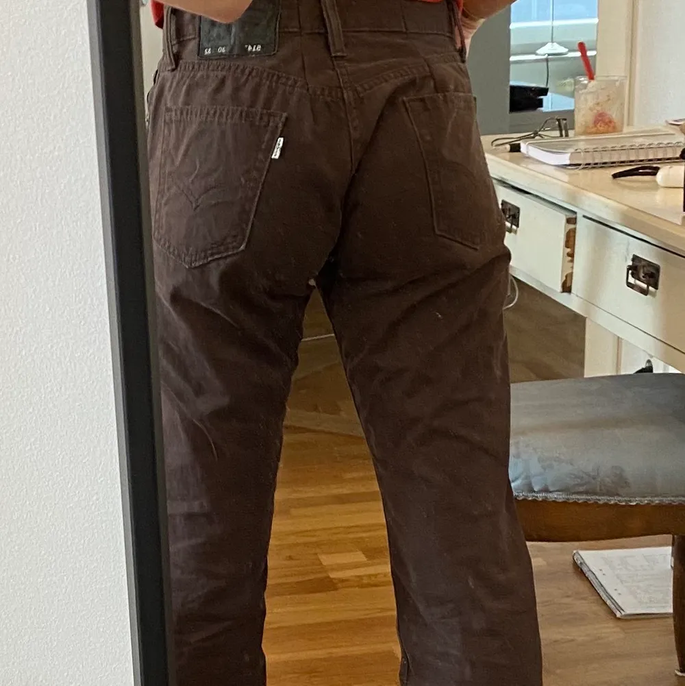 Bruna vintage byxor från levis. Insydda i midjan så passar mig som är S❕🤎 frakt står köpare för. Jeans & Byxor.