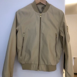 Whyred jacka - Ser ut som ny, inga skador utom att läder lappen i nacken har lossnat lite, går att sy tillbaks på en sekund. Vår jacka, tunn beige