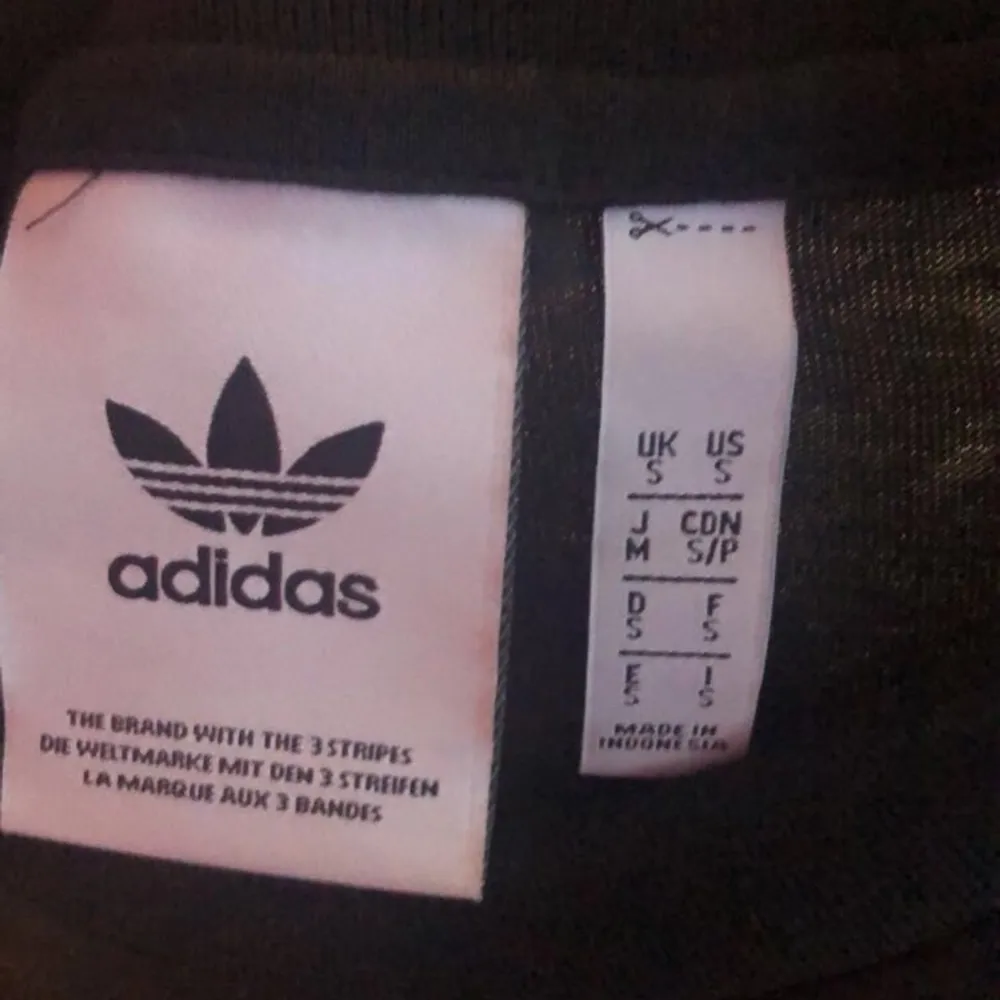 Denna skitsnygga t-shieten från adidas passar inte min stil längre. Andvänd fåtal gånger, i toppskick. Ord pris 599kr. Den är i herr S men sitter sjukt fint på  dam/herr xs-m. Skriv gärna privat angående bud/frågor🥰. T-shirts.