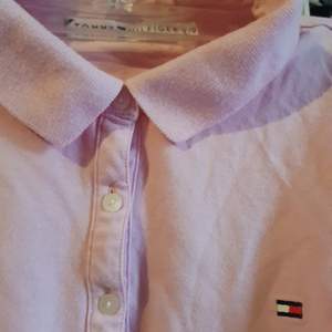 Säljer denna supersnygga vintage Hilfiger piké tröja från tidigt 2000-talet, tröjan har 3/4 ärmar och tre knappar där fram. Knappt använd *princip nyskick*, är i strl L och startpris 150kr+frakt, hör av er om eventuella frågor 💞💞