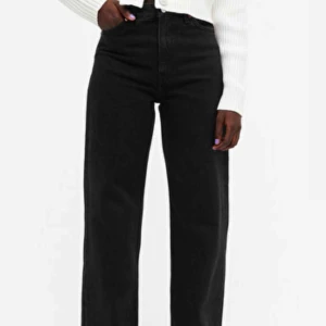 Monki - Älskar dessa jeans men dom passar tyvärr inte!! Glömde skicka tillbaka. Storlek 25/30. Oanvända Yoko jeans som passar om du har storlek XS, S. Frakt betalar köparen❣️