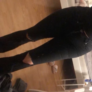 Bootcut från DrDenim - Svarta bootcut byxor från DrDenim. Bara testats på, aldrig använda. Säljer pga av dom är för långa på mig som bara är 157Cm. 170kr+ frakt