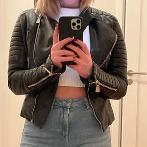 Svart skin jacka - Svart skin jacka från chiquelle! Använd ett par gånger men i ett bra skick. Storlek S, ganska tajt i armarna 