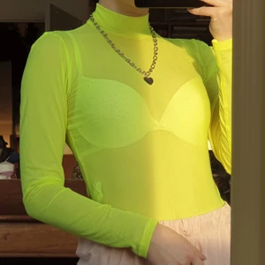 Brandgul mesh topp  - Fin långärmad mesh tröja i storlek S från HM. Säljer då jag inte får användning för den längre, har sytt in "kragen" en aning så den ser bättre ut på. Annars är den i bra skick! Säljer för 50 kr. Köpare står för frakt på 48 kr. ❤️ 