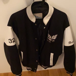 90-tal varistyjacka - soft vintage varsityjacka från Kanada, från 90-talet. Size M. Ge bud 