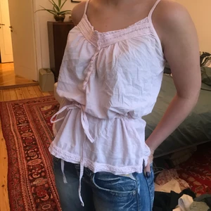 Ljusrosa linne - Ett ljusrosa linne köpt secondhand men är från hm! Går att dra åt i midjan vilket jag gjort på bilden, justerbara axelband💖
