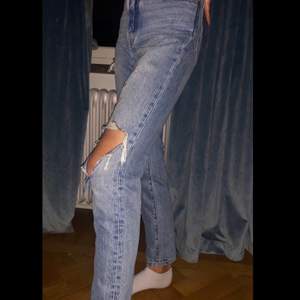 INTRESSEKOLL!!                                                   Säljer ett par snygga Levis 501 jeans i storleken W26 L30. Jeansen är bara använda ett fåtal gånger och är i väldigt bra skick💕 nypriset låg på 1000kr Jag på bilden är 169 cm, Buda!