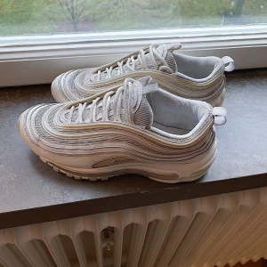 Nike air Max 97 - Helt vita air Max 97 använda. Storlek 40 men känns som 39