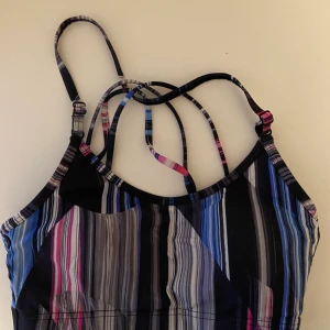 Sport-bh  - Sport bh köpt från stadium. Är jättefin i ryggen men tyvärr för liten för mig. Passar S och XS beroende på hur man vill att en sport bh ska sitta. 50kr+ frakt