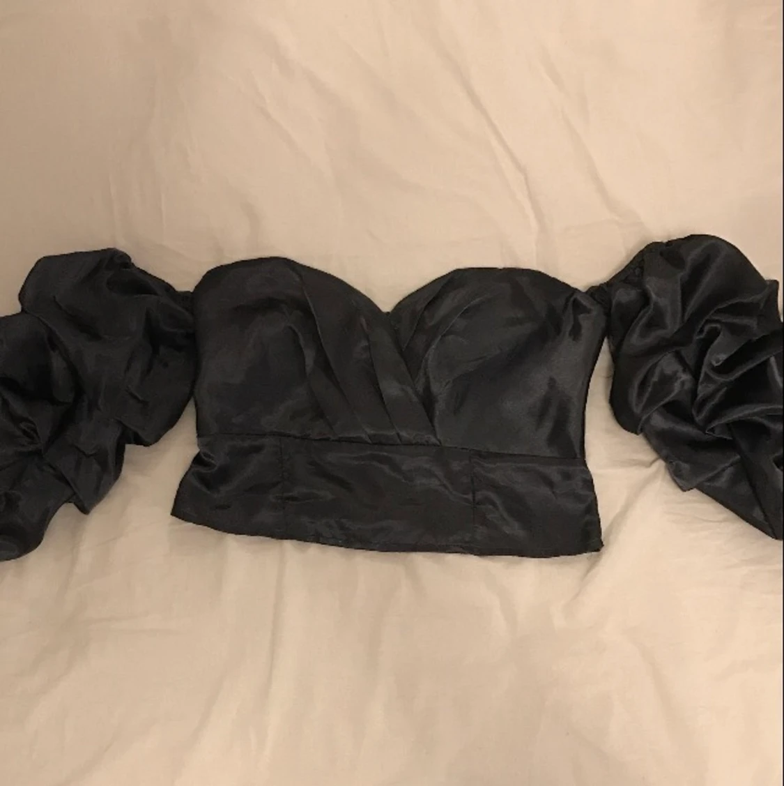 fin detaljerad off-shoulder topp