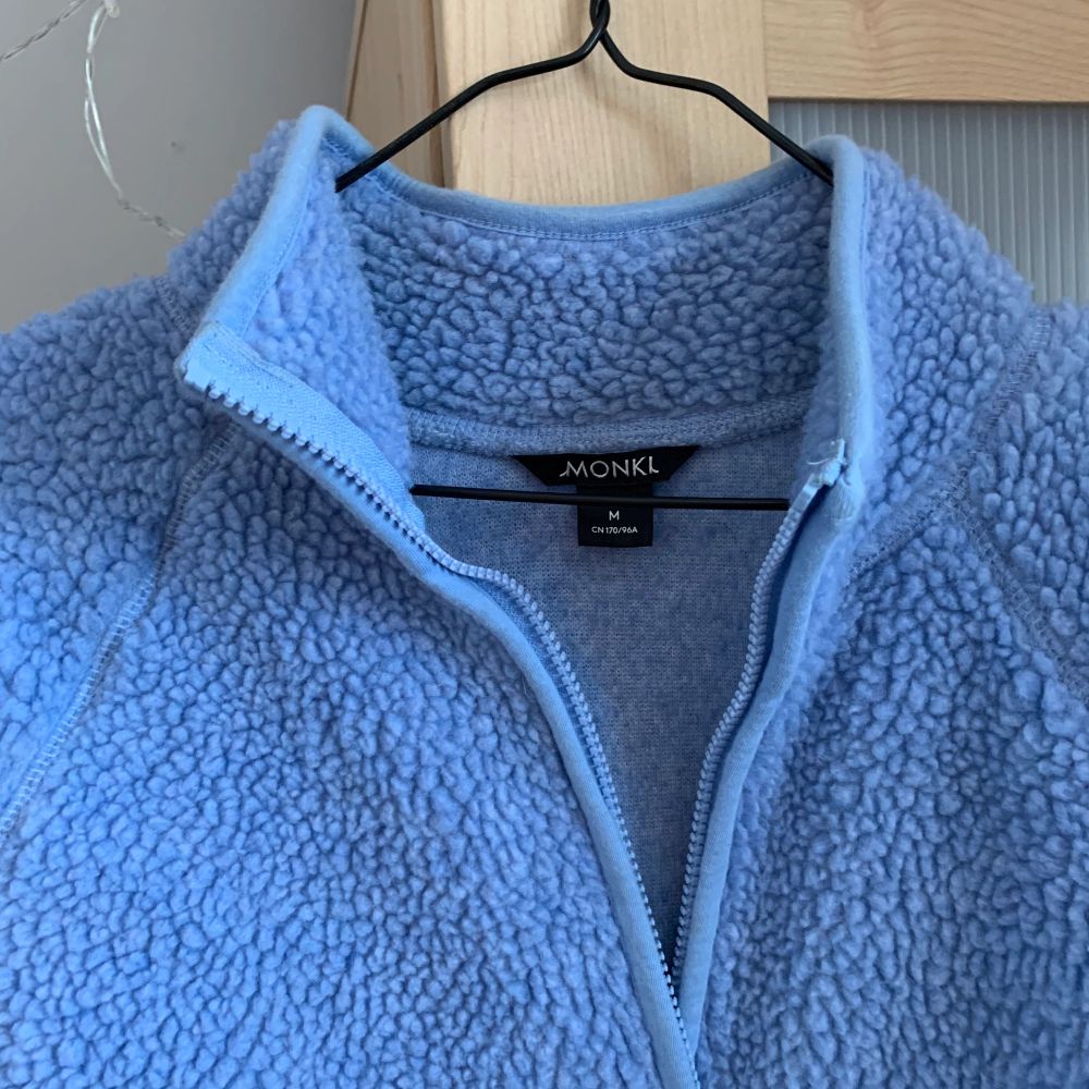 En tunnare blå fluffig tröja! Jättehärlig och skön 💙 . Tröjor & Koftor.