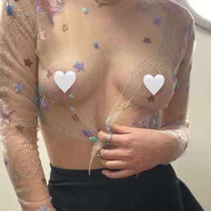 Glittrig bolero - Asfin hemmasydd bolero med stjärndetaljer jag hade på min studentmottagning. Sydd av min syster som jobbar som kostymör. Jättefin att ha över tex vitt linne eller en klänning. Passar perfekt på mig som är ca en medium, hör av dig om du vill ha mått! 💕