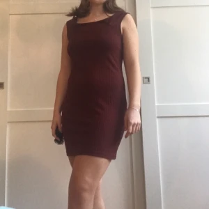 Vinröd klänning från Monki - Vinröd ribbad klänning från Monki med fina band. Se bild 2. Sparsamt använd. Köpare står för frakt:)