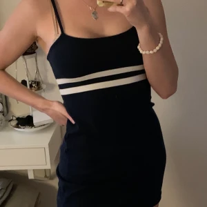Brandy Melville klänning  - Marinblå klänning från Brandy Melville. Använd några gånger men är i bra skick. Banden på klänningen är lite stora för mig men klänningen passar någon i strl XS/S ungefär.