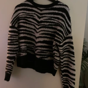 Stickad tröja - Zebramönstrad stickad tröja från ASOS i storlek 38. Tröjan är lång i armarna men en aning kortare i modellen så skulle säga att den är som strl 36💗Endast använd ett fåtal gånger💗