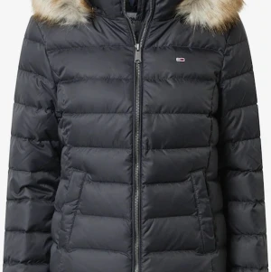 Tommy Hilfiger jacka  - Denna jacka säljs pga nästan aldrig använd. Köpt för 2 100kr och är i otroligt bra skick. Den passar bra för mig som är normal XS men även superbra på S. Fler bilder kan skickas vid intresse! 