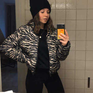 Jacka från H&M i strl S - Säljer denna coola jackan som tyvärr inte kommit till användning alls mycket💕