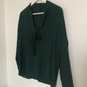 Blus i mörkgrön! - Fin blus med knyte från Ginatricot i storlek S. Endast använd en gång! Säljer för 50kr+ frakt.