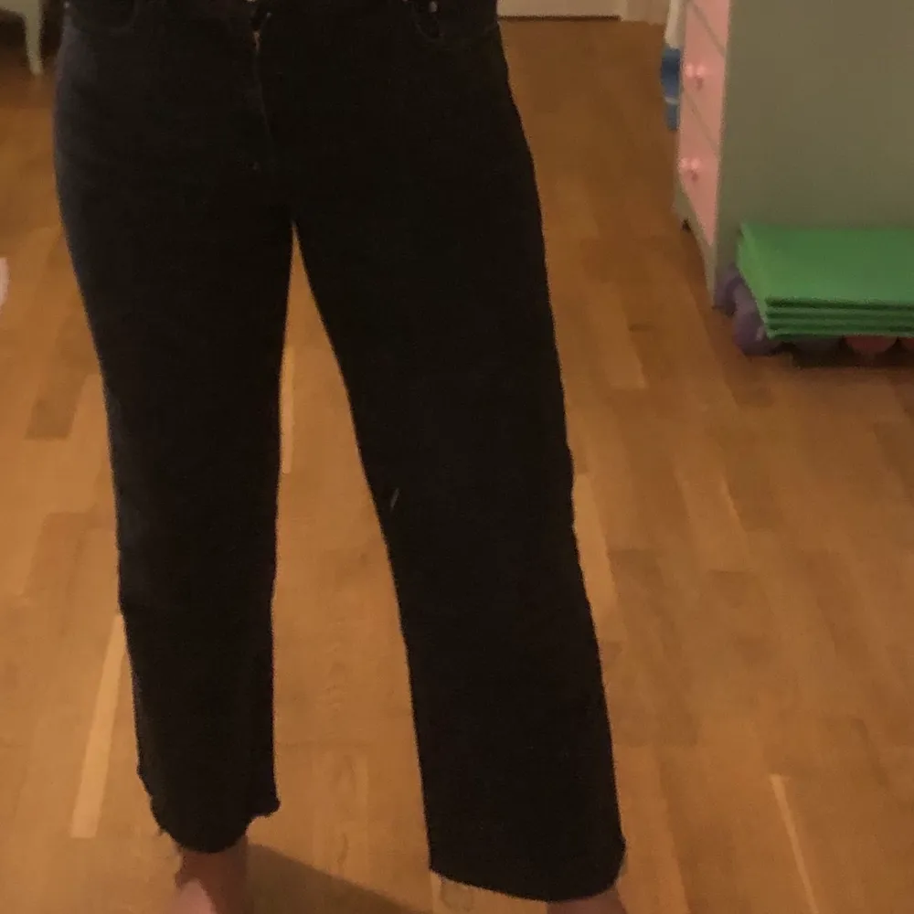 Svarta jeans från Wera i storlek 36, avklippta ner till och näst in till aldrig använda då de är för små för mig 🥰. Jeans & Byxor.