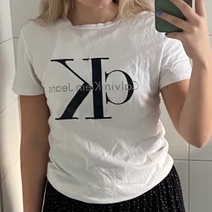 Calvin Klein tröja - Vit Calvin Klein t-shirt (tyvärr ett litet hål men det märks inte när den är på)🤍 Säljer då jag inte använder den längre, frakt tillkommer✨