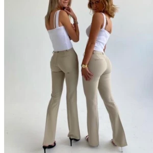 Kostymbyxor beiga  - Sitter superfint på, säljes pågrund av att jag tröttnat. Har sytt upp dom lite då dom var förlånga. Dom passar mig som är 175, väldigt långa i modellen. Storlek m, men motsvarar mer s. Slutsålda i butik. Vid fler intresse blir det budgivning 