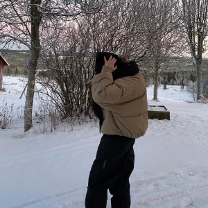 Dunjacka från NLY - Jättefin oandvänd dunjacka från NLY!❤️Köpt här på plick oanvänd men säljer vidare pga att färgen inte passar mig riktigt. ✨ Prislappen är kvar och en otroligt trendig jacka! Nypris; ca 699:- 🔗 Jag säljer för 500:- inkl frakt 🥰 Pris går alltid att diskutera!