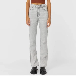 Jens - Jens från Zalando i storlek 34 men passar även 36, ljusgrå med en slits nertill 🦋 säljer pga att jag har för jag aldrig hinner använda dem