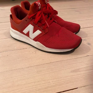 New Balance M247, stl 42 - Sparsamt använda, syns att de är använda på sulan men kommer lätt gå att tvätta bort. Storlek 42
