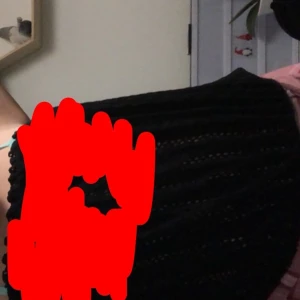 Bandlös topp  - Axelbandslös svart topp med hål i tyget typ, går jättebra att ha över en långärmad tröja t.ex. köpt sommaren 2018 men använd Max 10 gånger. Lappen är bortklippt men gissar typ strl M.